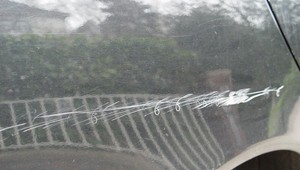 Vandal poškriabal v noci 34 áut