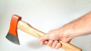 Samovrah se chcel upáliť, potom sa ešte sekol sekerou