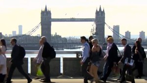 V Londýne pokračuje zatýkanie. Ulice sú plné policajtov