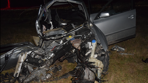 Rýchla jazda skončila nárazom do stromu. Vodič utrpel vážne zranenia