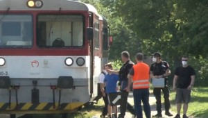 Nešťastie na trati: Vlak, ktorý prichádzal na nástupište, zrazil dieťa. Odhodilo ho mimo koľajiska