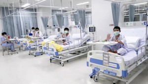 Prvý zo zachránených chlapcov prehovoril. V jaskyni hrabali bahno rukami, aby prežili