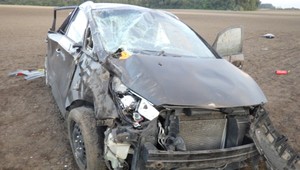 Tragická nehoda si vyžiadala ľudský život. Spolujazdec pri prevrátení vypadol z auta