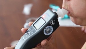 Policajti zastavili opitého cyklistu. Ten sa nečakane priznal, že je pod parou už mesiac a pol