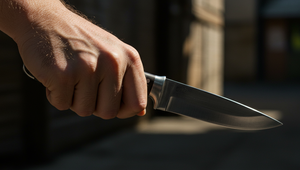 Útoky na SBS v priebehu večera: Jeden bodnutý, druhý ohrozovaný nožom