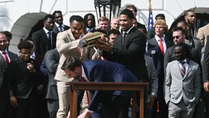 Internet baví trapas viceprezidenta USA. Vance rozbil víťaznú trofej počas osláv