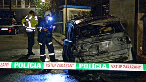 V Košiciach úradoval podpaľač. V plameňoch luxusné auto aj dom