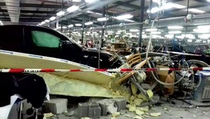 Auto vyletelo z parkoviska, zastavilo až medzi šijacími strojmi v hale