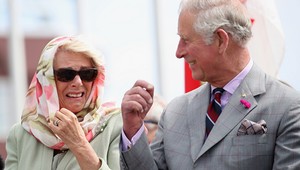 Charles s Camillou sa počas speváckeho vystúpenia dusili smiechom