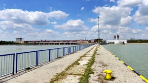 Gabčíkovské hrádze, ktoré ohrozovala tisícročná voda, navyšujú. Asfalt poslúži aj cyklistom