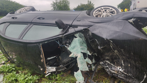 Mladík vošiel do protismeru a zrazil sa s Tatrou. Pri nehode utrpel vážne zranenia