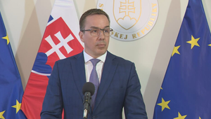 Americké clá a konsolidácia rozpočtu otvárajú citlivé debaty o dávkach aj sviatkoch