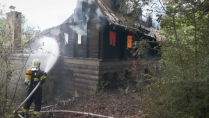 Hasiči bojovali s požiarom chaty pri Zvolene, polícia vyšetruje cudzie zavinenie