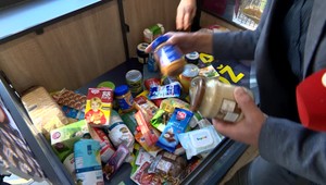 Zdražovanie je tu a kým seniorom a rodičom sa sociálne dávky zvyšujú o pár eur, poslanci sa sťažovať nemôžu