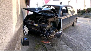 Muž nabúral s ukradnutým autom do dvoch domov! Po nehode ušiel