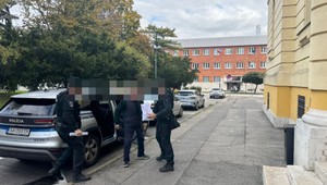 Opitý dôchodca sa vyhrážal s granátom. Na súde rozhodli o jeho väzobnom stíhaní