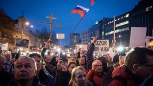 Desaťtisíce Slovákov vyšli na námestia. Ľudia hádžu pred Úradom vlády kvety