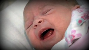 Tento malý chlapček bez mena bojuje o život. Mama je narkomanka...