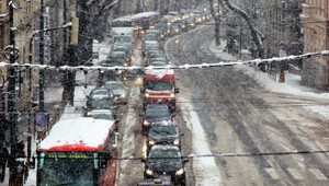 Nehody, kolaps dopravy aj uzavreté letisko. Slovensko potrápil sneh
