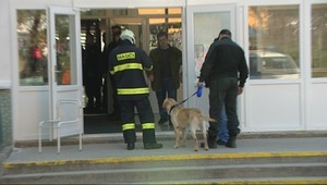 Do školy vtrhli policajti, hľadali bombu