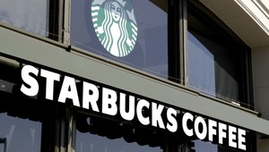 Kuriérovi sa vyliala horúca káva do rozkroku. Starbucks mu má zaplatiť 50 miliónov dolárov