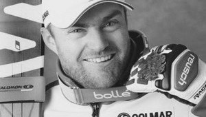 Špičkovému francúzskemu lyžiarovi vyplo lyžu, narazil do stromu a zomrel