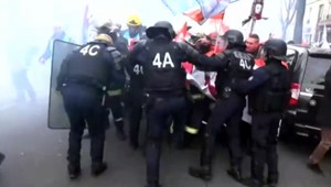 VIDEO: Hasiči verzus policajti. Drsné strety mužov v uniformách v parížskych uliciach
