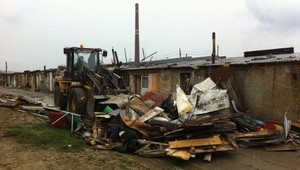 AUTENTICKÉ VIDEO: Buldozéry zrovnali so zemou celú rómsku osadu