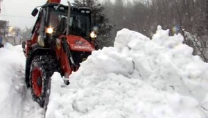 Najmenšia obec ostala odrezaná od sveta. Snehu tam majú toľko, že už nevedia, kam ho vyvážať