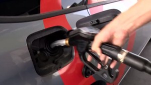 Zlato stúpa, ropa naopak klesá. Odhady analytikov potešia predovšetkým motoristov