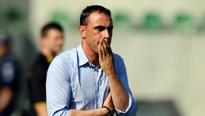 VIDEO. Silná káva! Ultras vyhodili trénera v priamom prenose