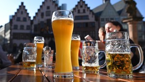 Auto s rodinou sa vznietilo. Muž na uhasenie použil netradičnú tekutinu