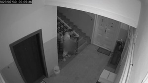 VIDEO: Na chodbách bytovky masturboval muž. Obyvatelia sa boja o svoje deti