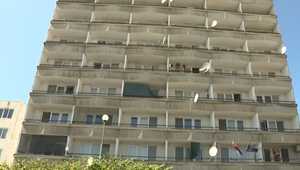 Policajná ubytovňa bola bez teplej vody: Zohrievali ju v kanvici a zmývali sa kýbľami