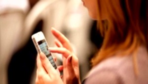 Úrady budú pokutovať ľudí, ktorí prechádzajú cez priechod s mobilmi