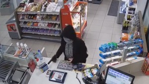 Z prepadu benzínky obvinili mladíkov. Záhadou zostáva zbraň