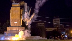 Demonštranti na východe Ukrajiny strhli sochu Lenina