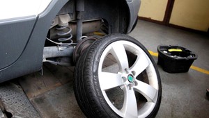 Horúci asfalt ničí pneumatiky, pozor pri parkovaní!