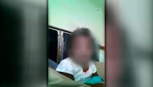 Matka núkala dojčaťu cigaretu