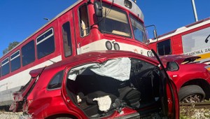 Na trati došlo k zrážke vlaku s autom. Vážne zranenú ženu previezli leteckí záchranári