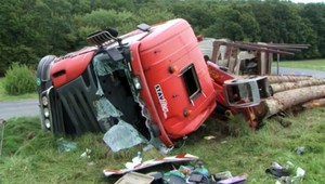 Pri Krupine sa prevrátil kamión naložený drevom