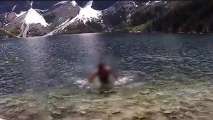 VIDEO: Kuriózny prípad v Tatrách. Českí turisti sa kúpali nahí v Morskom oku