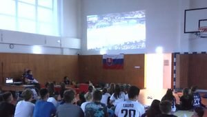 Z telocvične sa stala fanzóna. Škola si pre žiakov pripravila hokejovú prespávačku