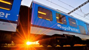 Po zrážke kamióna s vlakom skončil kolos mimo trate