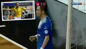 Ten chlap je z inej planéty! Futsalový mág Falcao ako brankár! Úžasný zákrok!