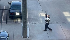 Po streľbe v banke zostalo najmenej 5 mŕtvych a 6 zranených