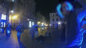 V centre mesta sa spustila hromadná bitka. Muža kopali na zemi, skončil v kaluži krvi