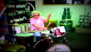 Bubeníčka seniorka. Príde, zahrá, zmizne...