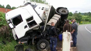 20 ton hovädziny na ceste. Kamión rúcal všetky prekážky
