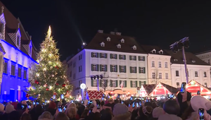 Bratislava otvorila vianočné trhy rozsvietením stromčeka. Tradičné pochutiny však zdraželi
